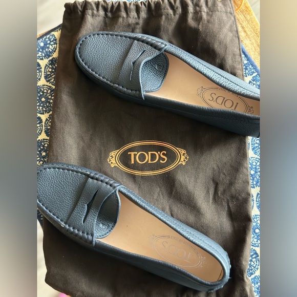 Tod’s Classic Loafer in Navy Pebble grain leather - Picture 2 of 10